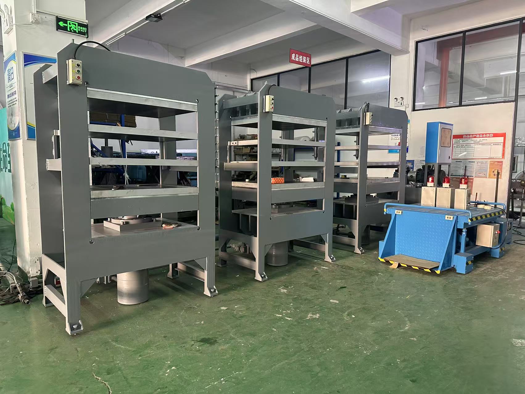 复合材料多层热压成型机设备实拍